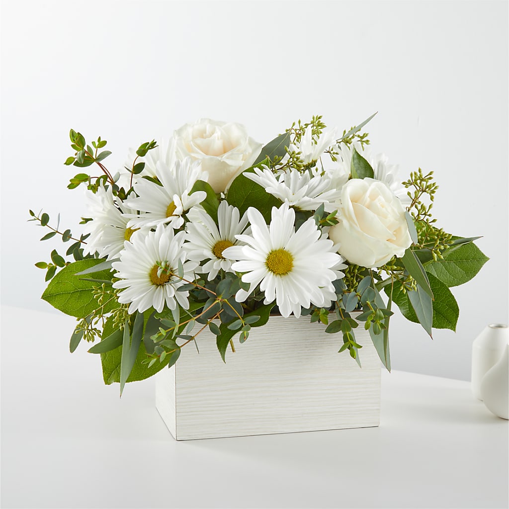 Fresh Linen Box Bouquet – Fellows Fernlea Flowers, St Thomas ON